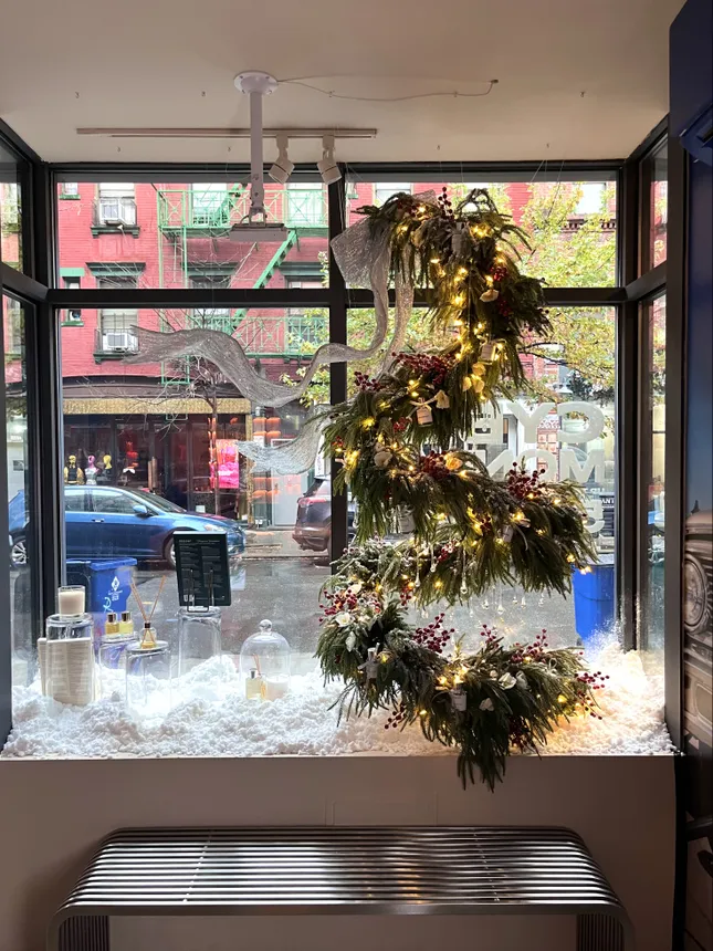 Dossier Holiday Soho Display