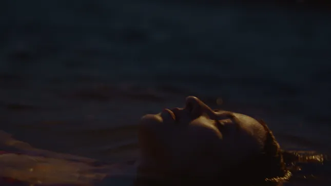 UNDERWATER  (VIDEO PORTRAIT)