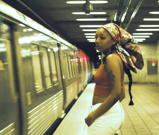 Imani Woodz - cuerpo a cuerpo