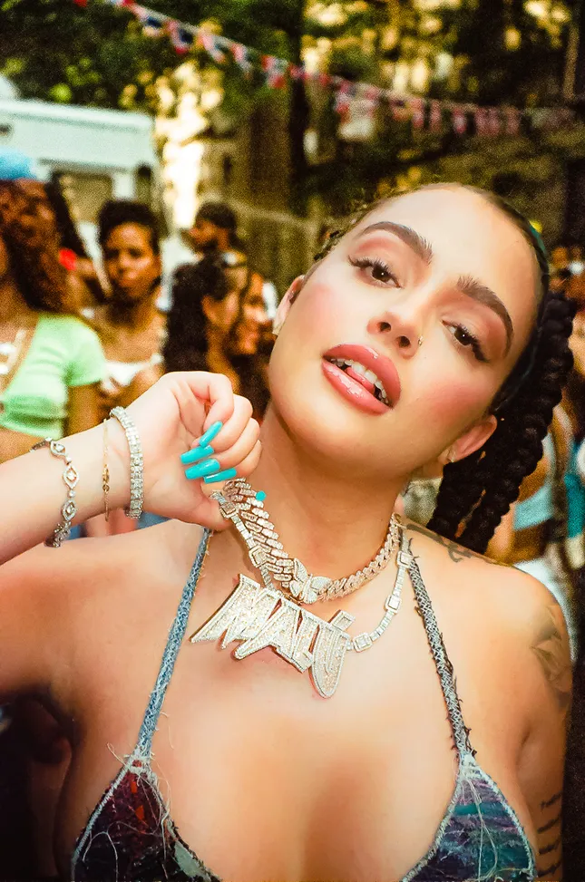 Malu Trevejo x Young Chimy