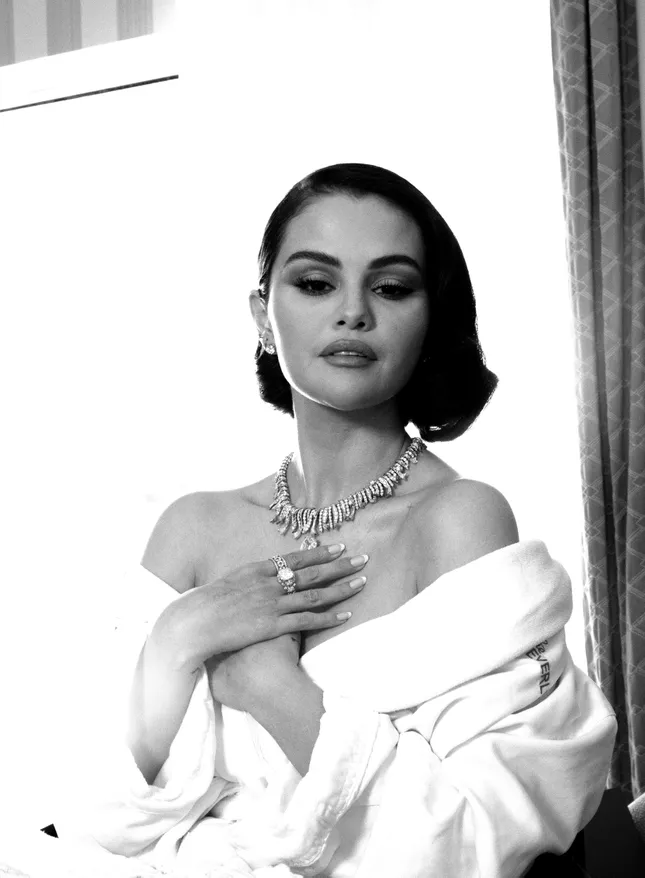 Selena Gomez wearing Tiffany's at the Golden Globes