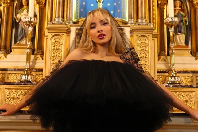 Sabrina Carpenter “Feather”