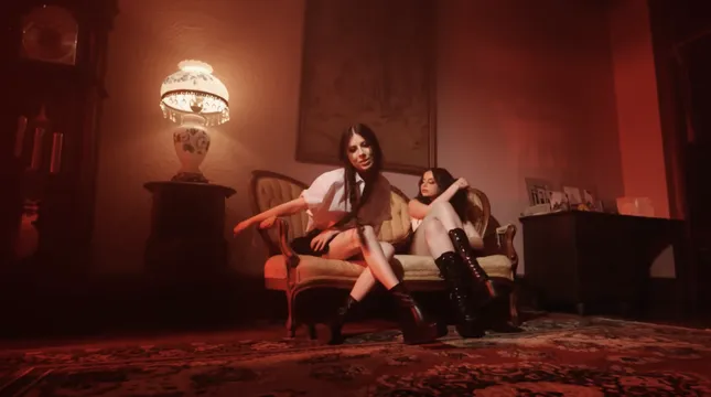 Ashley Sienna & Ellise – Pretty In The Dark