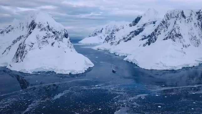 Skiing in Antarctica | Ice Axe Expedtions