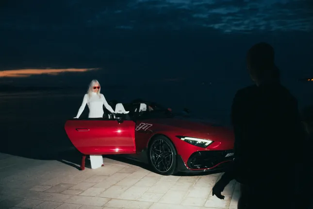 MERCEDES BENZ AMG - 250 REASONS