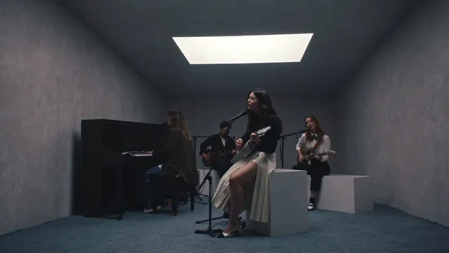 Gracie Abrams ‘Where do we go now?’ Live Performance