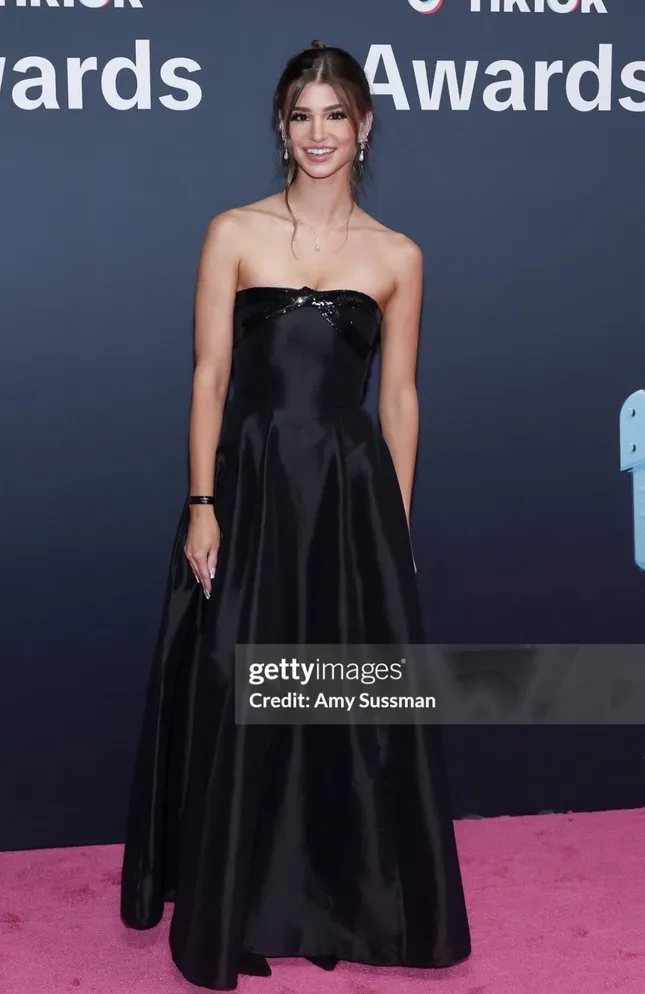 Hairstyle for Tik Tok awards red carpet