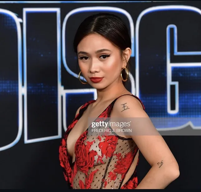 Niki Zefanya red carpet Mulan premiere