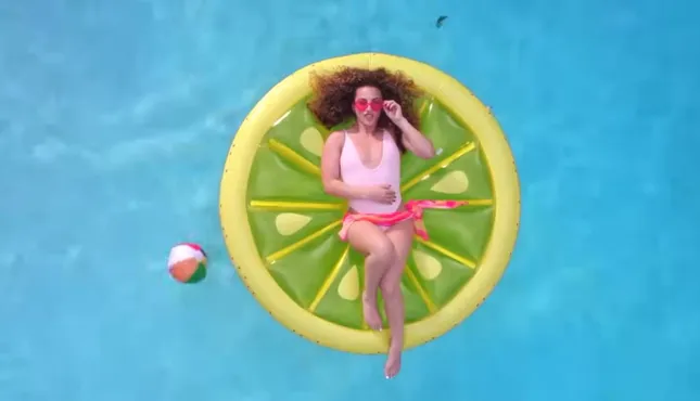 “SUMMER” - SOFIE DOSSI (2025)