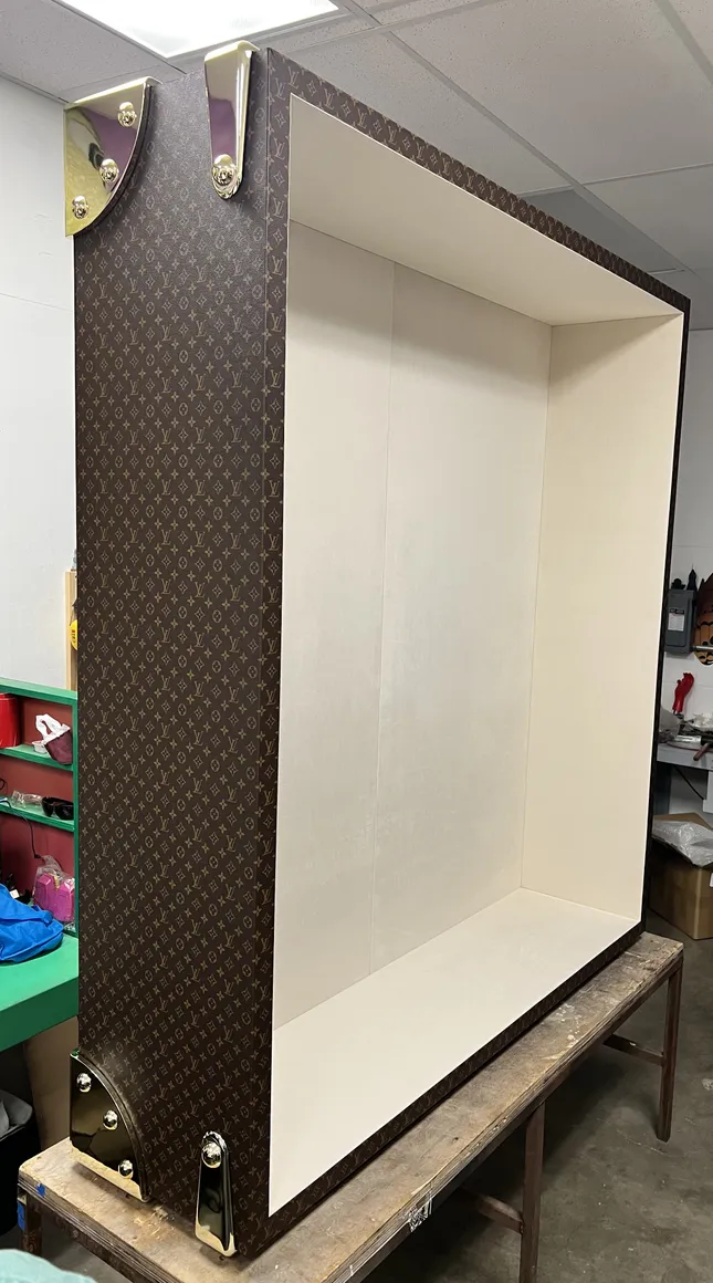 LOUIS VUITTON Display Cases Spring 2025