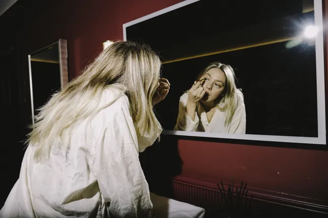 BACKSTAGE/BEHIND-THE-SCENES