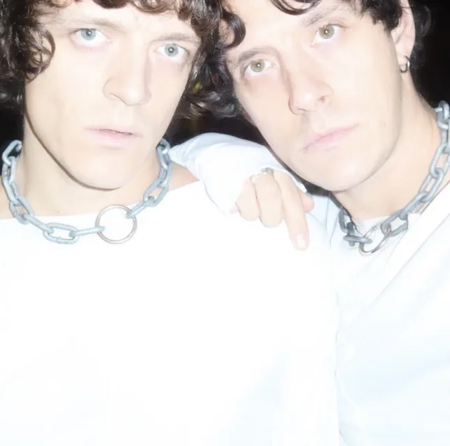 FAUX REAL SINGLE & TOUR STYLING