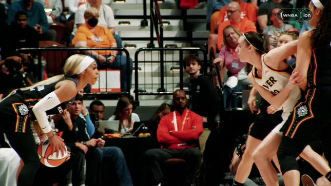 WNBA - Dijonai Carrington short Doc Connecticut Sun