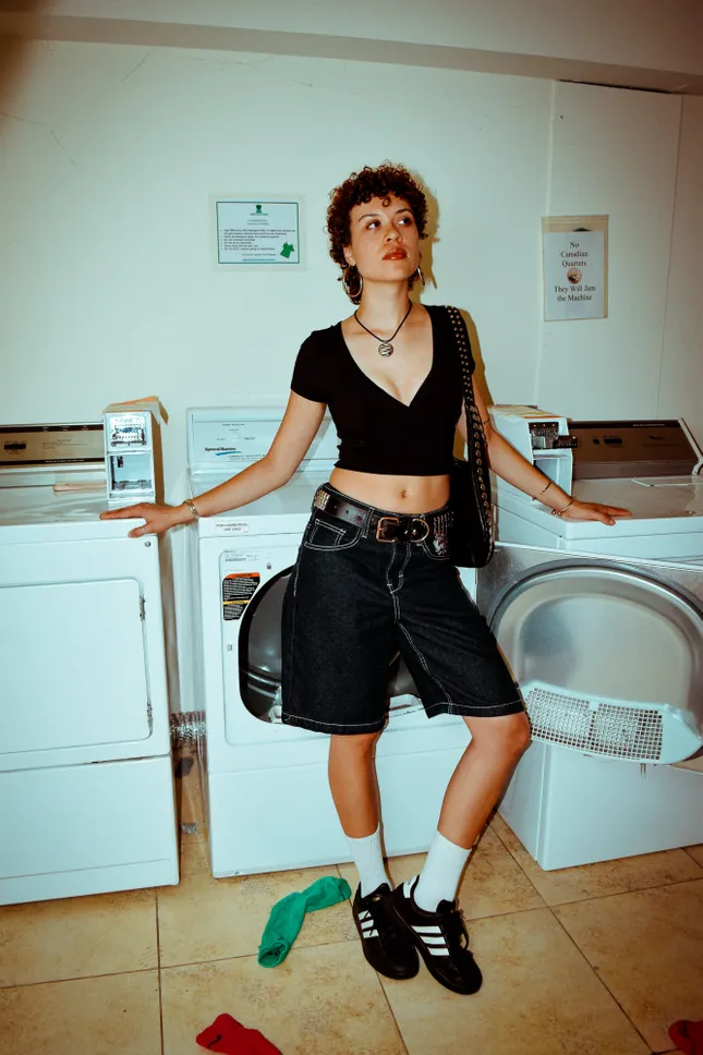 August; Kaia Laundromat