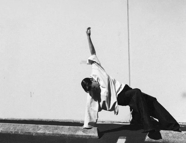 Schön Magazine: hanging by a thread