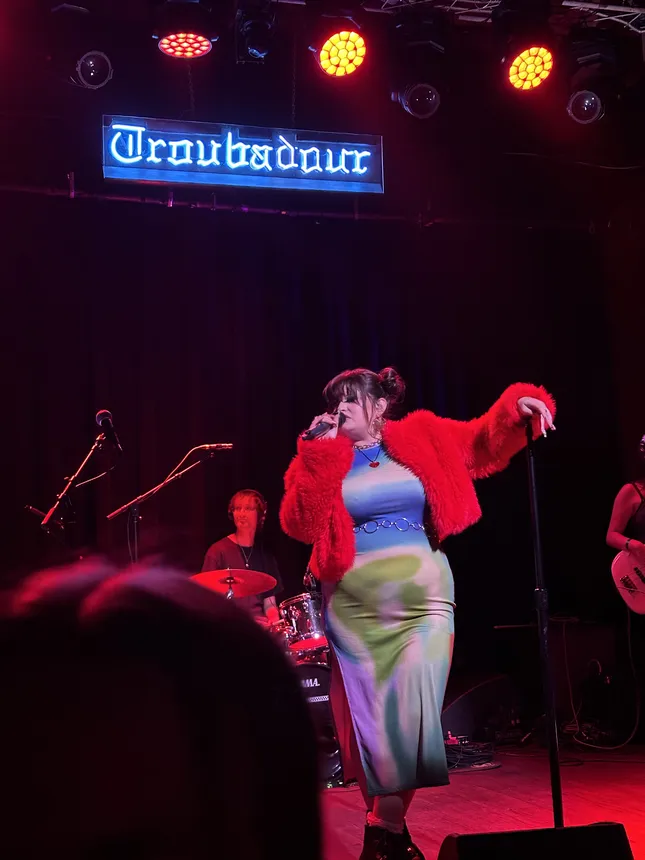 Izye live at The Troubadour