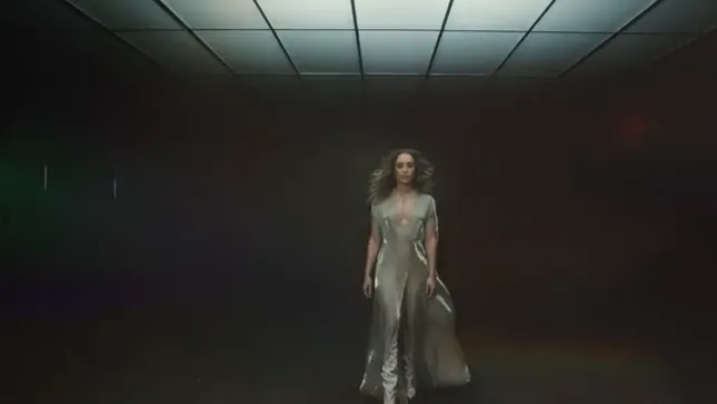 Chloe Stroll “Extremes”