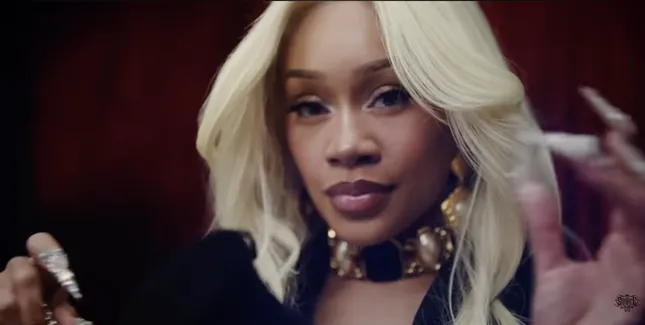 Santa Fe Klan, Saweetie - Locos (Video Oficial)