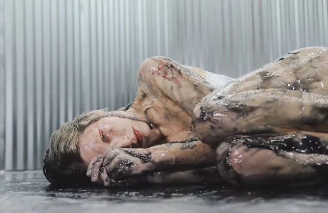 Hand painted veins in artist Buzz