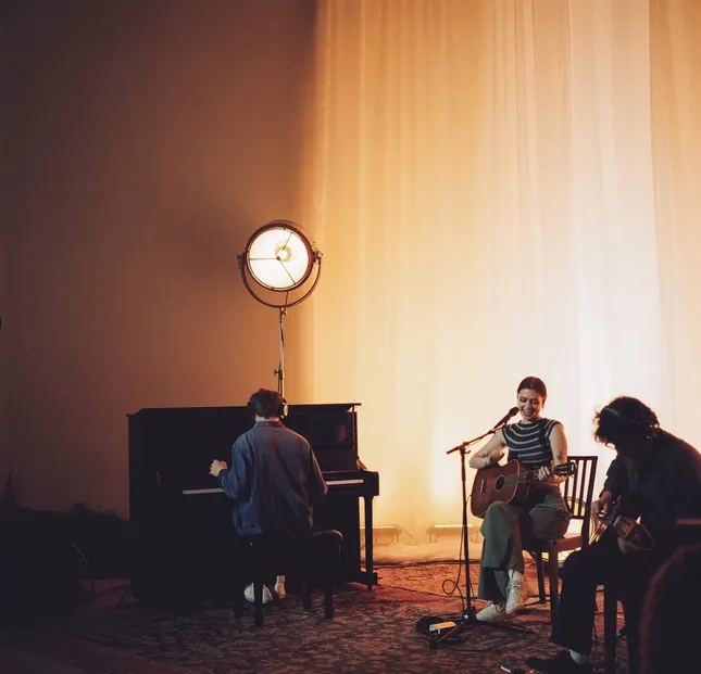 Lizzy McAlpine Album Fan Event