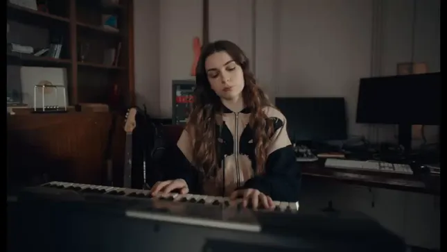 A LA FOLIE - Adèle Castillon