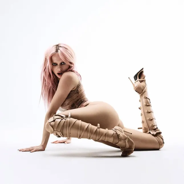 ADÉLA - Machine Girl