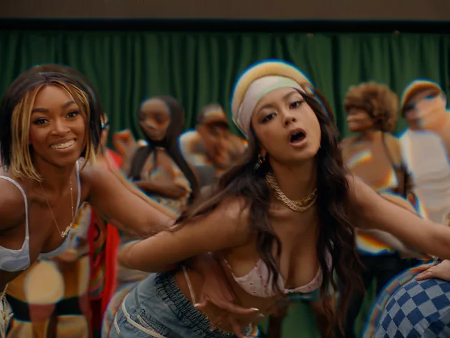 Ylona Garcia - Vibin