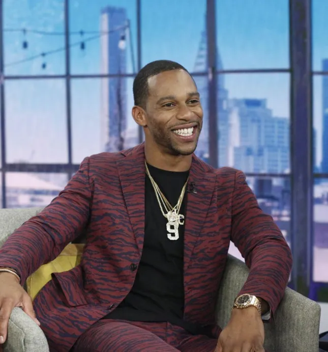 E! News x Víctor Cruz