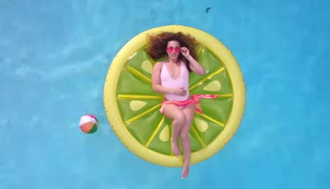 “SUMMER” - SOFIE DOSSI (2025)
