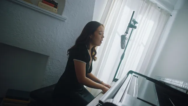Laufey - “Goddess (Live From Home)”