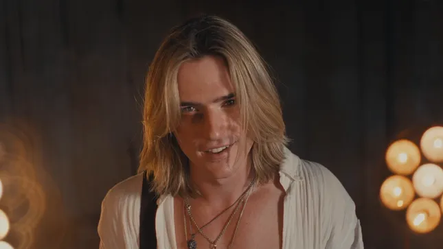 VOILÀ - Glass Half Empty (Official Performance Video)