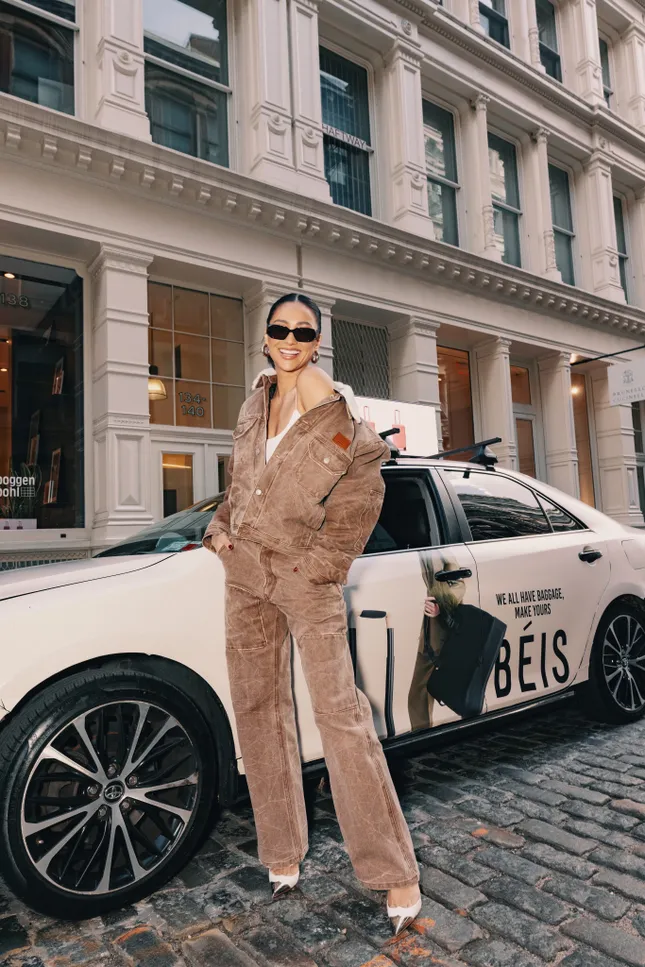 Shay Mitchell - BÉIS pop-up