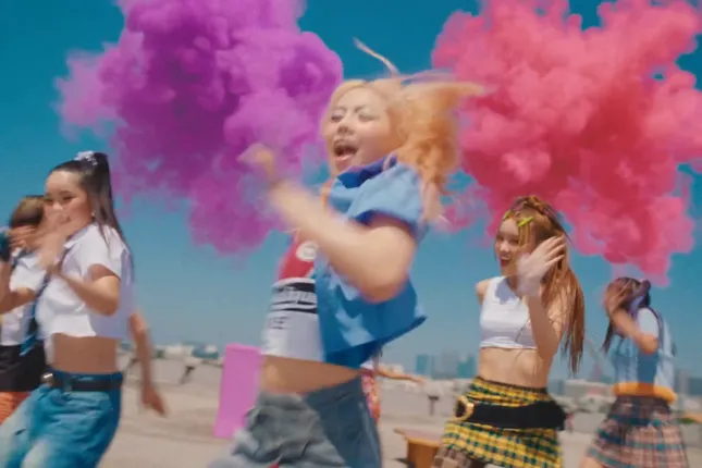 "New Dance" - XG