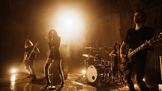 Motive Black "Broken"