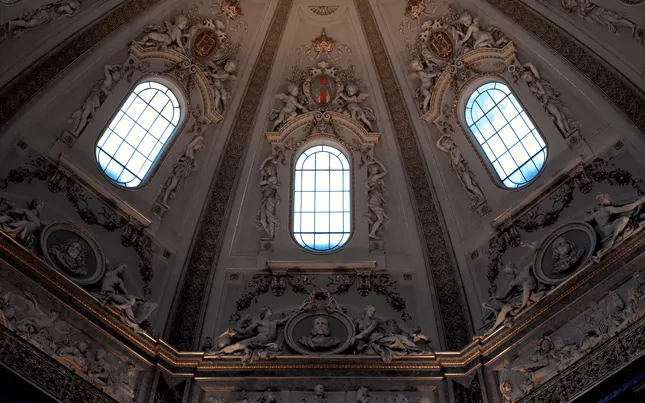 Vienna Taumel: a Whirlwind of Faces & Façades