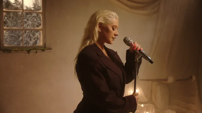 Christina Aguilera - Beautiful (Christmas Performance)