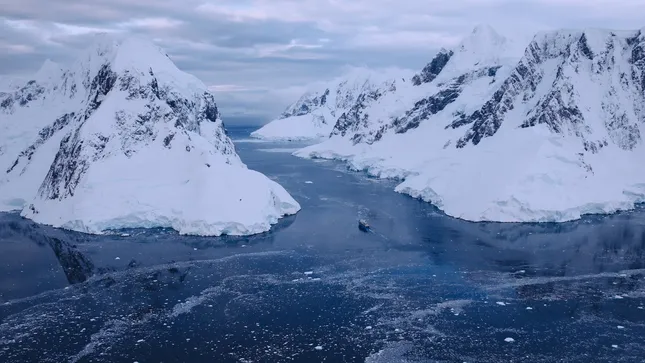 Skiing in Antarctica | Ice Axe Expedtions