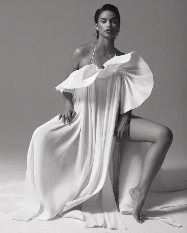 Amazing Magazine - Being chic is necessary