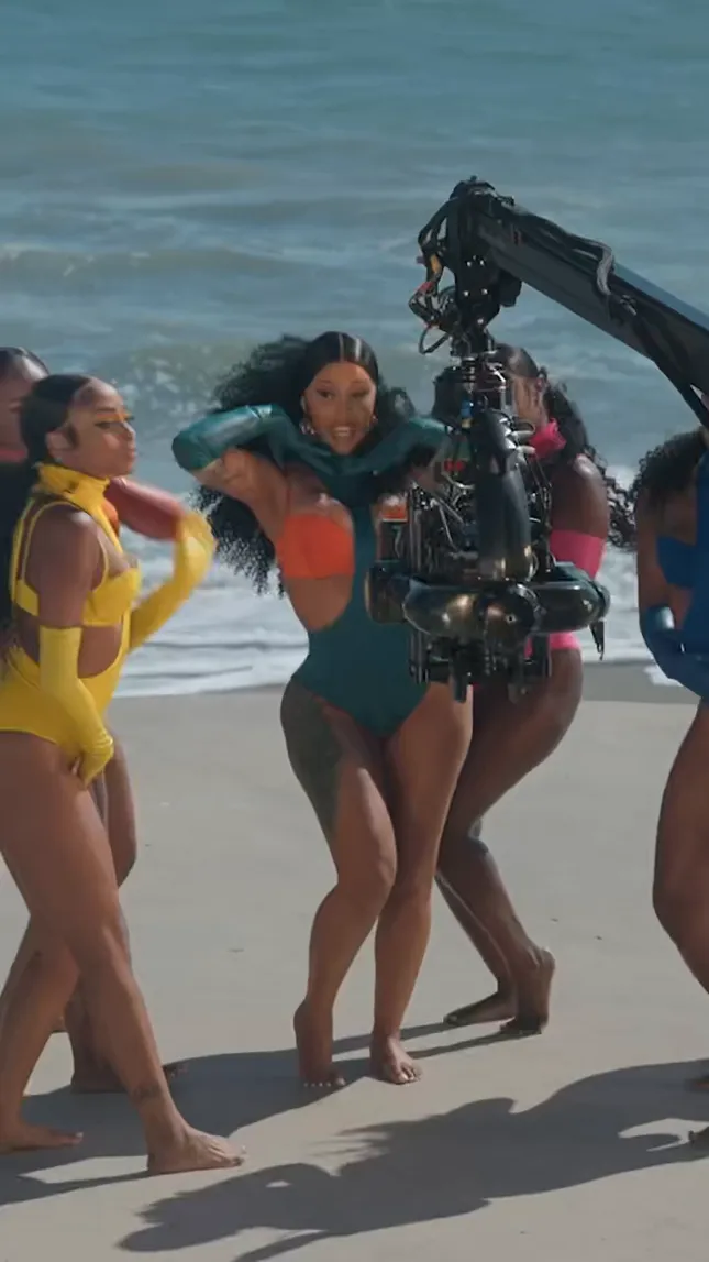 Bongos - Cardi B (feat.  Megan Thee Stallion )