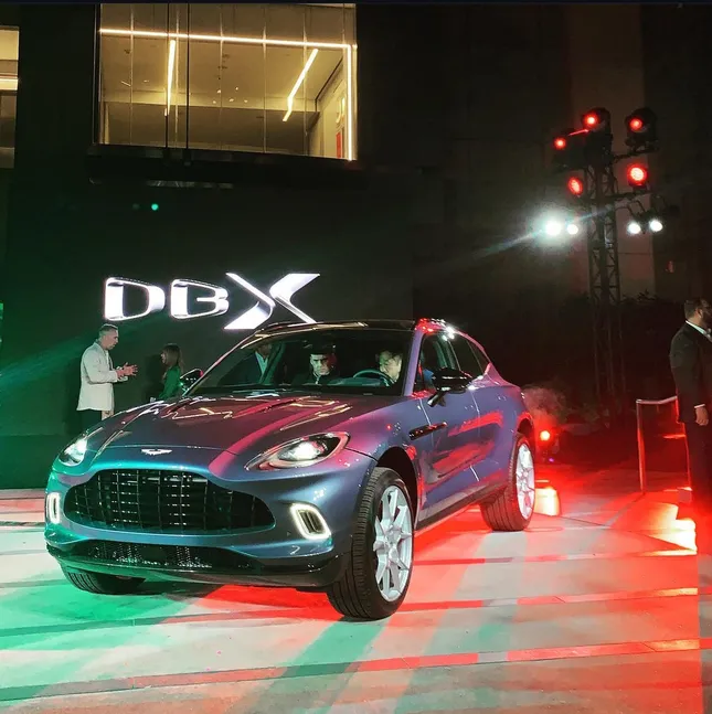 JAGUAR DBX-DEBUT