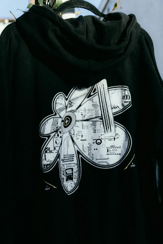 daisy chain, merch (yr.)2023.