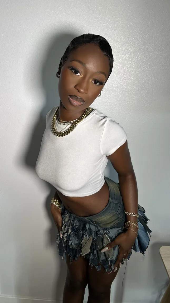 Mnelia for for Girlfriend (London Girl Mix) music video